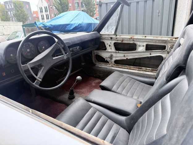 Rijkspolitie Porsche 914 93-10-JZ interieur met originele stoelen zonder hoofdsteunen